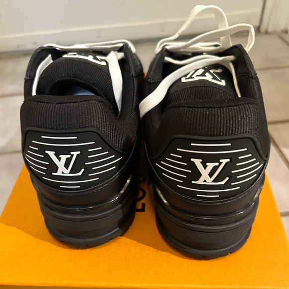 LOUIS VUITTON’S ARCH LIGHT SNEAKER 440N SIZE 10 BLACK, NEVER WORN - Picture 2 of 8